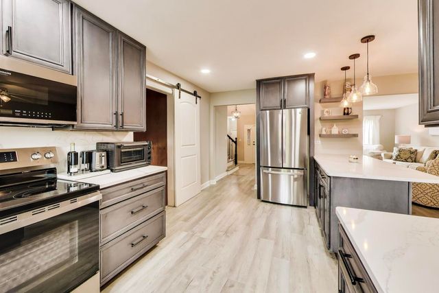 313 S Hi Lusi Avenue, Mount Prospect, IL 60056