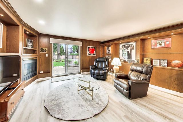 313 S Hi Lusi Avenue, Mount Prospect, IL 60056