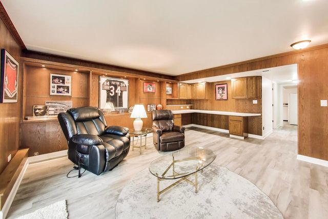 313 S Hi Lusi Avenue, Mount Prospect, IL 60056