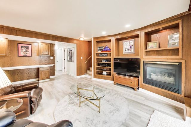 313 S Hi Lusi Avenue, Mount Prospect, IL 60056
