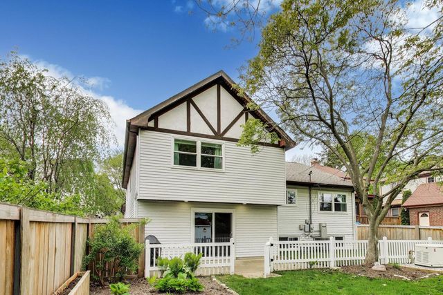 313 S Hi Lusi Avenue, Mount Prospect, IL 60056
