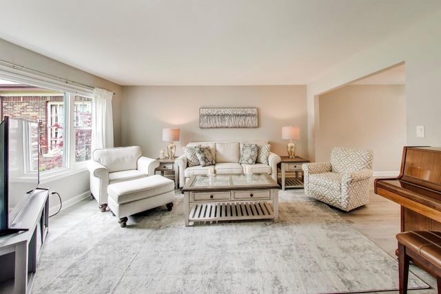 313 S Hi Lusi Avenue, Mount Prospect, IL 60056