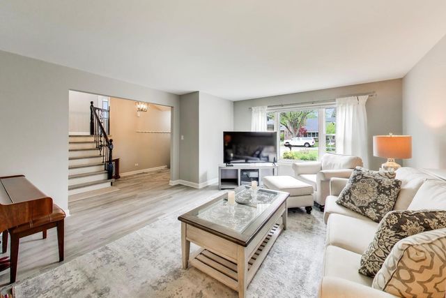 313 S Hi Lusi Avenue, Mount Prospect, IL 60056
