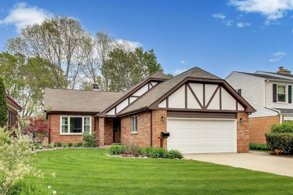 313 S Hi Lusi Avenue, Mount Prospect, IL 60056