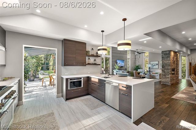 2253 Lone Pine Road, West Bloomfield, MI 48323