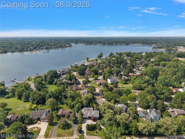 2253 Lone Pine Road, West Bloomfield, MI 48323
