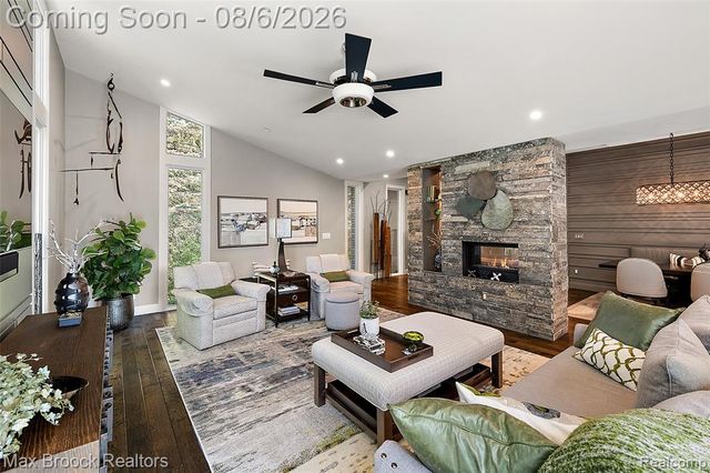 2253 Lone Pine Road, West Bloomfield, MI 48323