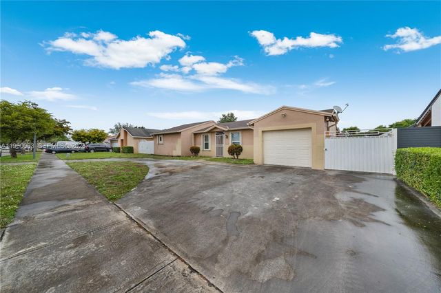 20103 NW 57th Pl, Hialeah, FL 33015