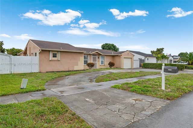 20103 NW 57th Pl, Hialeah, FL 33015