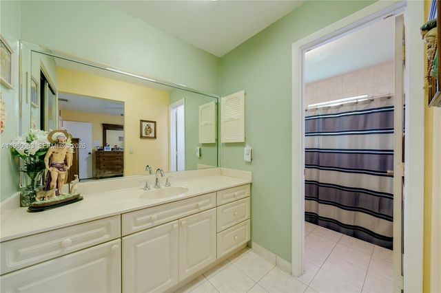 20103 NW 57th Pl, Hialeah, FL 33015