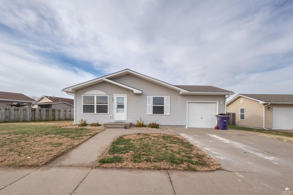 2725 Brookville Drive, Manhattan, KS 66502