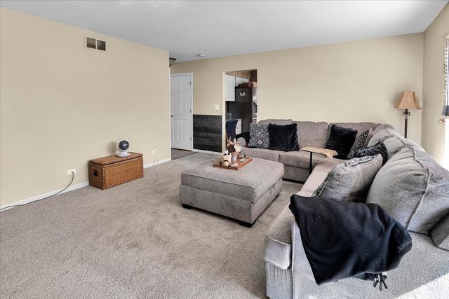 150 N Kingsway Drive, Aurora, IL 60506