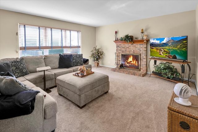 150 N Kingsway Drive, Aurora, IL 60506