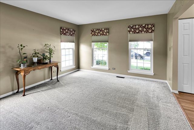 150 N Kingsway Drive, Aurora, IL 60506