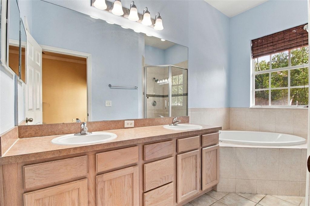 Image 14 of property listing at 14017 CITRUS CREST CIRCLE, Tampa, FL 33625