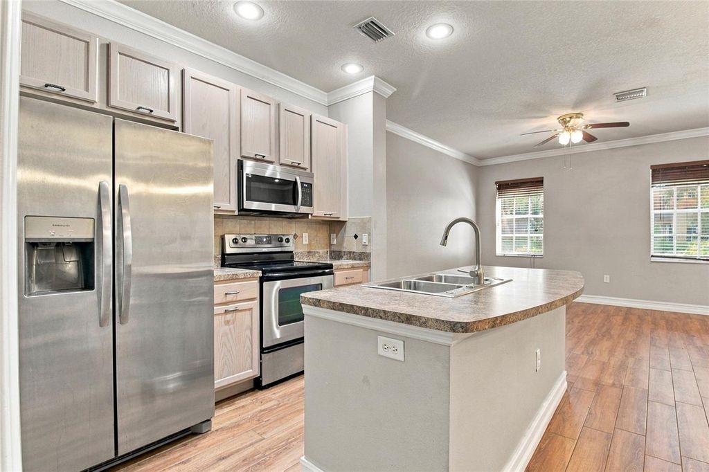 Image 10 of property listing at 14017 CITRUS CREST CIRCLE, Tampa, FL 33625