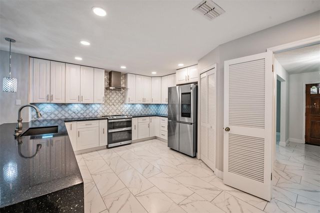 9407 PEBBLE GLEN AVENUE, Tampa, FL 33647