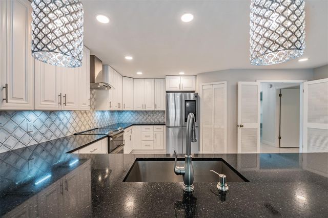 9407 PEBBLE GLEN AVENUE, Tampa, FL 33647