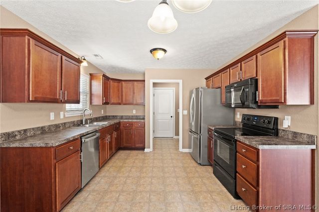 12105 Meriwether Drive, Sellersburg, IN 47172