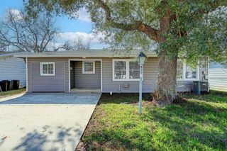 125 W Pecan Lane, Clute, TX 77531