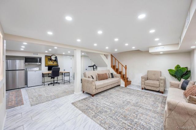 6 Ash Lane, Valley Stream, NY 11581