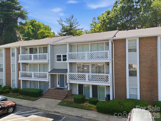 9501 Shannon Green Drive, Charlotte, NC 28213