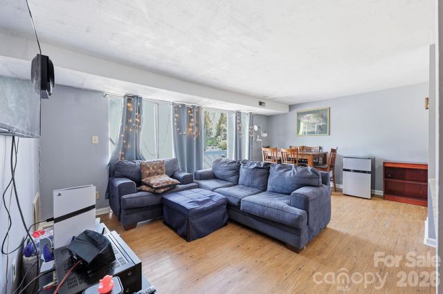 9501 Shannon Green Drive, Charlotte, NC 28213