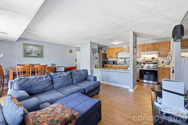 9501 Shannon Green Drive, Charlotte, NC 28213