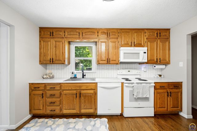 2807 SW Maupin LN, Topeka, KS 66614