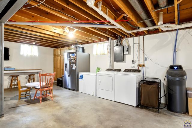 2807 SW Maupin LN, Topeka, KS 66614