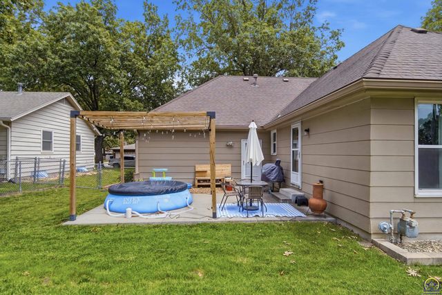 2807 SW Maupin LN, Topeka, KS 66614
