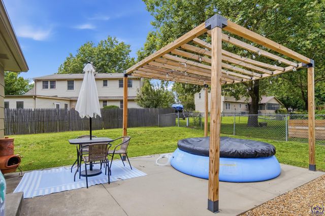2807 SW Maupin LN, Topeka, KS 66614