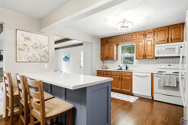 2807 SW Maupin LN, Topeka, KS 66614