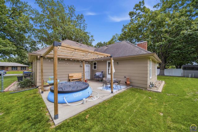 2807 SW Maupin LN, Topeka, KS 66614