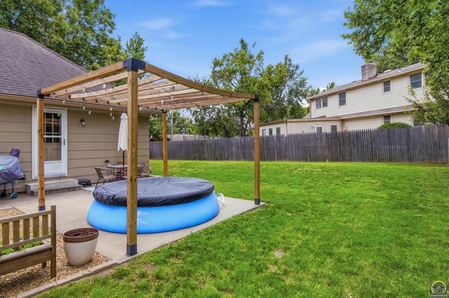 2807 SW Maupin LN, Topeka, KS 66614