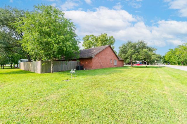 330 N 4th Street, Beasley, TX 77417