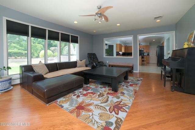 10 Mitchell Court, Marlboro, NJ 07746