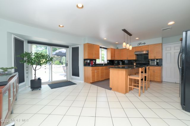 10 Mitchell Court, Marlboro, NJ 07746