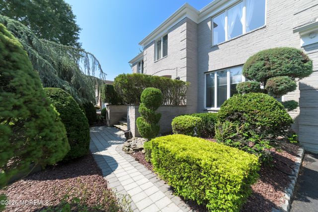 10 Mitchell Court, Marlboro, NJ 07746