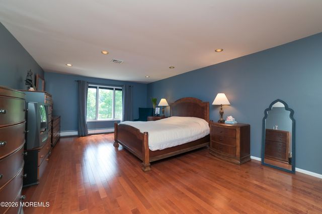 10 Mitchell Court, Marlboro, NJ 07746