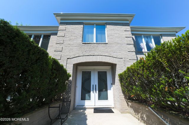 10 Mitchell Court, Marlboro, NJ 07746
