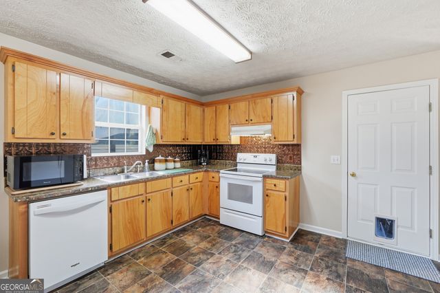 216 Whispering Pine Circle NE, White, GA 30184