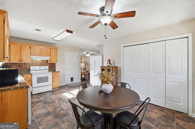 216 Whispering Pine Circle NE, White, GA 30184