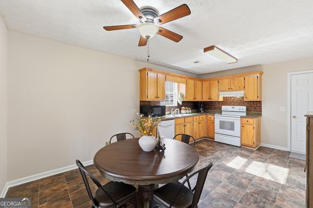 216 Whispering Pine Circle NE, White, GA 30184