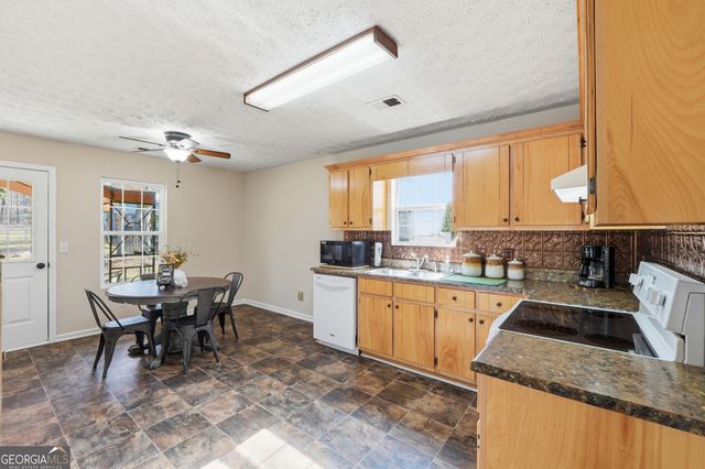 216 Whispering Pine Circle NE, White, GA 30184