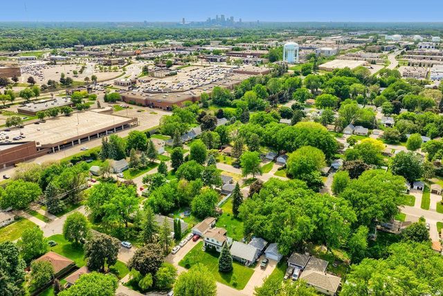 2550 Aldine Street, Roseville, MN 55113