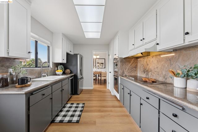 5200 Pinecrest Drive, Oakland, CA 94605