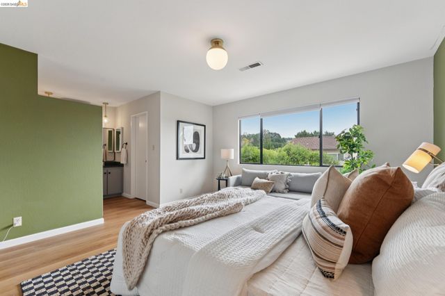 5200 Pinecrest Drive, Oakland, CA 94605