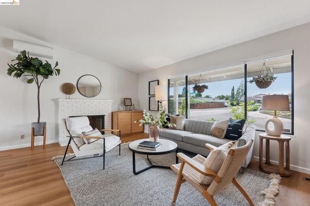 5200 Pinecrest Drive, Oakland, CA 94605