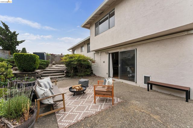 5200 Pinecrest Drive, Oakland, CA 94605